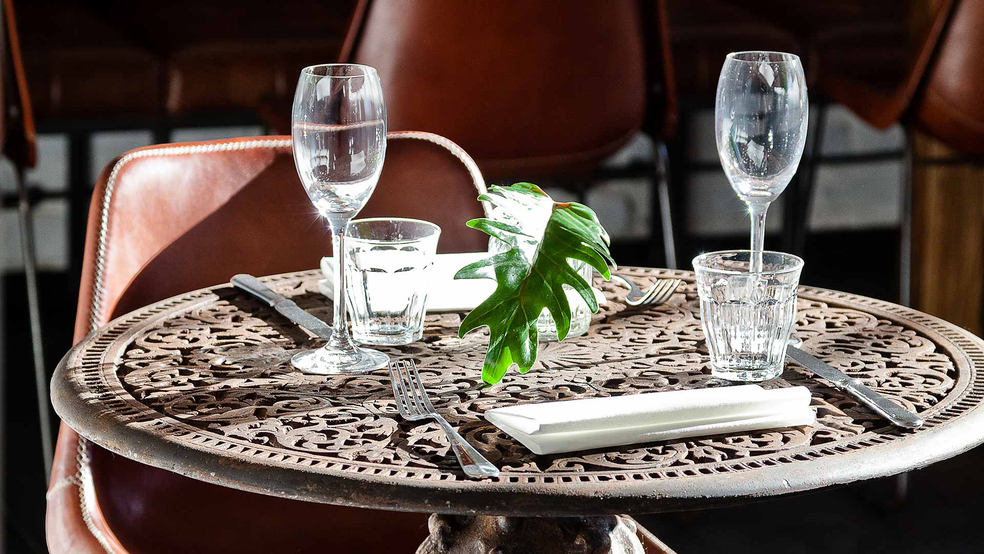 スピンドラー - ブラッスリーレストラン ベルリン クロイツベルク テーブル